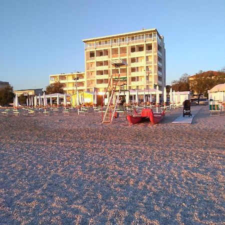 Hotel Atlantic Сенигалия Екстериор снимка