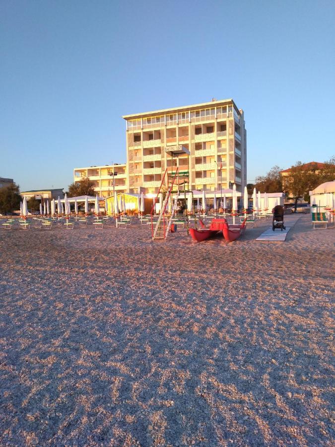 Hotel Atlantic Сенигалия Екстериор снимка