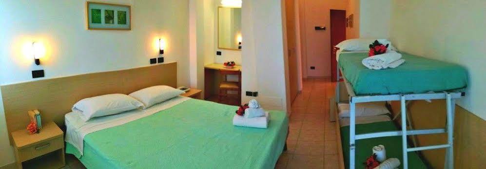 Hotel Atlantic Сенигалия Екстериор снимка