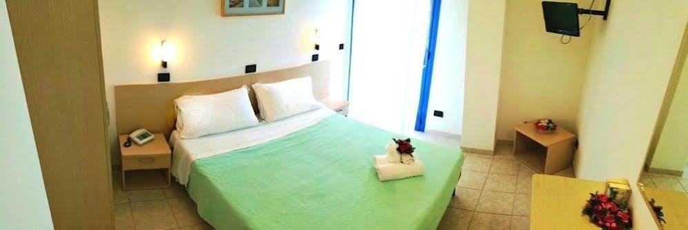 Hotel Atlantic Сенигалия Екстериор снимка